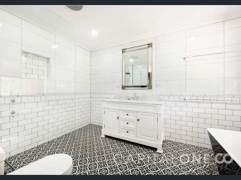 How do you make a Hamptons bathroom?