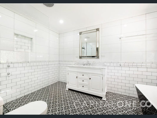 How do you make a Hamptons bathroom?