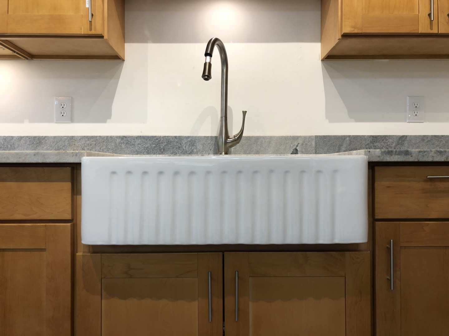 CLOSING DOWN SALE Double Farmhouse Sink White A Grade 3318