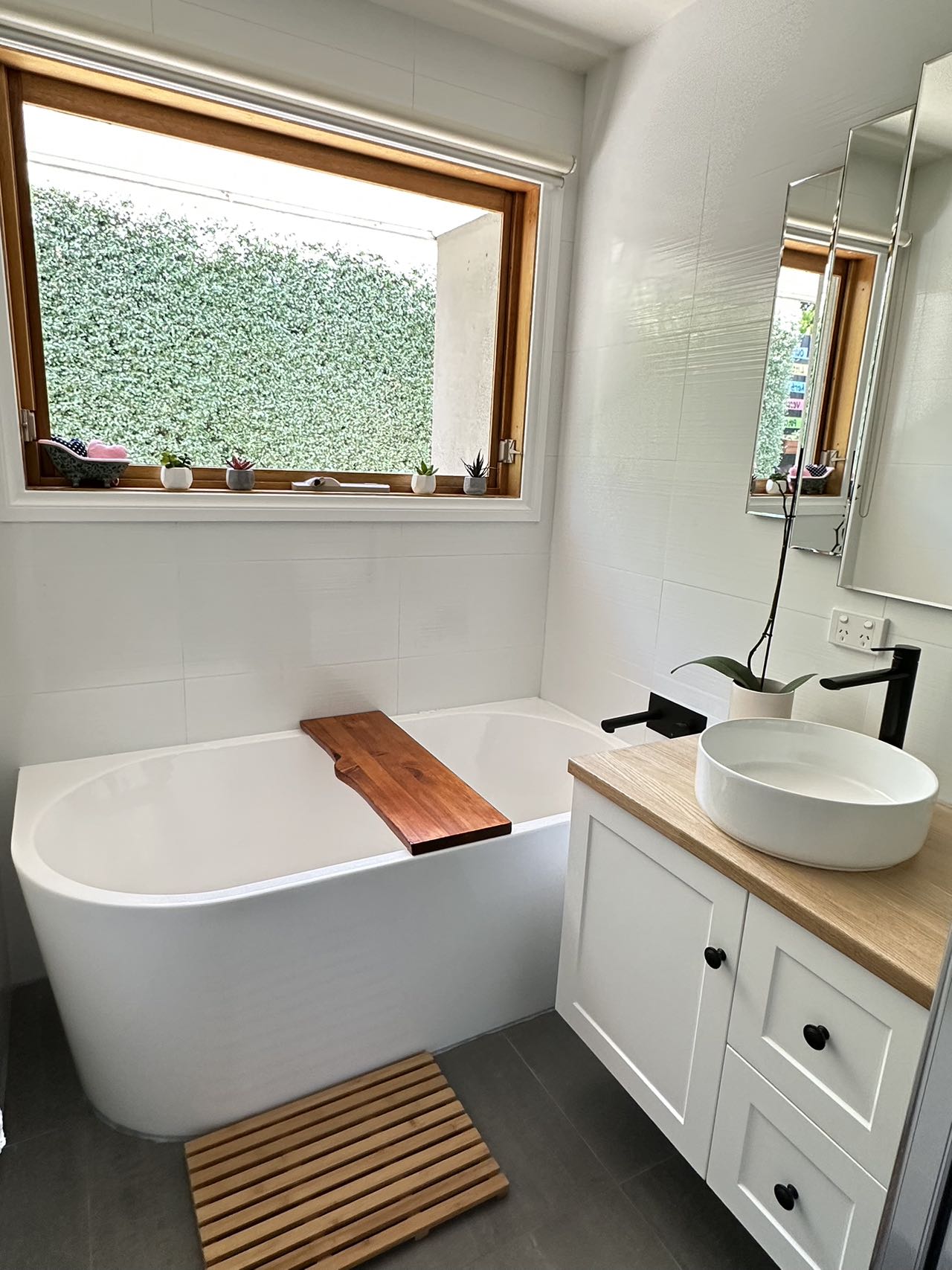 Free Standing Back to Wall Bath Tub